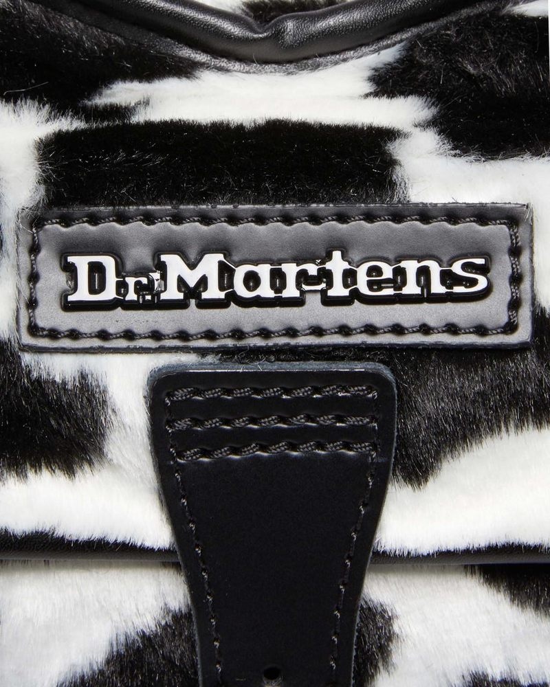 Bolsos y Mochilas Dr Martens Heart Shaped Faux Fur Cow Print Backpack (Cow Print + Kiev) Black+White | QG56-G6GS