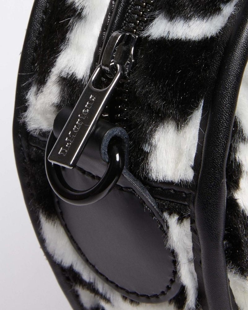 Bolsos y Mochilas Dr Martens Heart Shaped Faux Fur Cow Print Backpack (Cow Print + Kiev) Black+White | QG56-G6GS